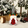 Kerstkabouter knuffel met rendiergewei en feestelijke rode bessen accenten - Grijze Hoed Vrouwelijke Rudolph Pop (D-BJ35)