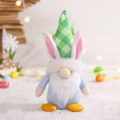 Gnome de Pâques en peluche avec chapeau à carreaux vert et corps en tricot bleu - Style Garçon en Pull Bleu (L-FH19)