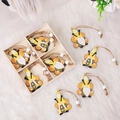 Set di ornamenti gnomi ape in legno con strisce gialle e corda in juta per decorazione - Stile B (Gnomo Ape Margherita)