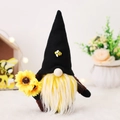 Gnome de récolte en peluche avec chapeau d'abeille noir et barbe tenant deux tournesols - Modèle C Gnome Debout Noir Style Tournesol Abeille
