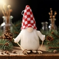 Gnome de Noël en peluche avec bonnet à carreaux rouges et skis en bois décoratifs - Carreaux Rouges et Blancs (A)