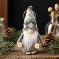 Gnome de Noël avec bonnet en tricot gris et skis en bois pour décoration de fête - Flocon Gris et Blanc (B)