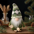 Gnome de Noël avec bonnet tricoté vert et blanc et skis en bois sur fond sombre - Vague Verte et Blanche (C)
