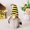 Simpatico gnomo della festa delle api con cappello a righe gialle e peluche margherita - Modello A Ornamento in Tessuto Peluche