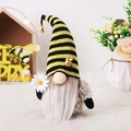 Bienenfest-Gnom Plüsch mit schwarz-gelb gestreifter Mütze und einer weißen Gänseblümchen - Modell B Gestreifter Stoff Ornament