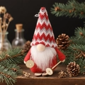 Gnome de Noël avec bonnet en tricot rouge et skis en bois pour décoration de fête - Vague Rouge et Grise (D)