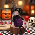 Strega di Halloween viola in peluche con capelli grigi e cappello nero a punta - Ciondolo per Bambola di Strega (X-Y68)