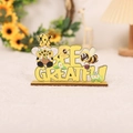 Insegna da tavolo in legno con gnomo ape, scritta BEE GREATFUL e girasoli - Stile Bee Grateful (Ornamento in legno Stile B)