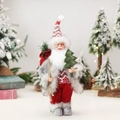 Gnomo di Babbo Natale con cappotto grigio e mini albero di Natale verde in mano - Stile A Statuina di Simulazione Illuminata