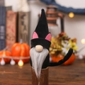 Gnomo di Halloween gatto nero con orecchie rosa e barba di peluche su base in legno - Stile Gatto Nero