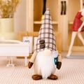 Gnome en peluche café avec chapeau à carreaux et tasse pour décor de plateau café - Ornement Gnome Café Chapeau Plaid