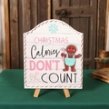 Primer plano de placa de madera de Hombre de Jengibre con soporte y texto decorativo navideño - Estilo de Hombre de Jengibre Blanco Con Soporte