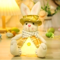 Coniglietto di Pasqua in peluche con pancia luminosa e salopette gialla a scacchi - Stile Maschile (W-QT117)