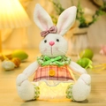 Coniglio di Pasqua di peluche con base LED luminosa e vestito a quadri arancione - W-qt118 Statuetta Da Donna Con Coniglio Luminoso