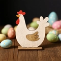 Décoration de Pâques en bois en forme de coq avec crête rouge et socle en bois pour la table - Style Poule Grassouillette (P-M17)
