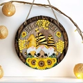 Rundes Holzschild mit Sonnenblumen-Gnom-Motiv und BEE OUR GUEST Schriftzug zum Aufhängen - Bienen-Zwerg Stil (MF)