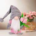 Roze Moederdag kabouter pluche met tulpenboeket voor feestelijke huisdecoratie - Grijze Hoed Kabouter met Boeket