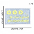 Patch ricamata rettangolare blu con fiori gialli e testo 'Live a good life' - Slogan Fiore Giallo (Serie Blu Toppa 2#)