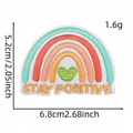Patch ricamata arcobaleno con scritta Stay Positive e cuore verde per vestiti - Patch Citazione Sole 1# (STAY POSITIVE)