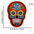 Rode sugar skull geborduurde patch met blauwe rozen en bloemendetails, 7,5cm x 5,5cm - Rood