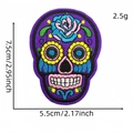 Paarse schedel borduurpatch in Mexicaanse stijl met kleurrijke rozen en florale details - Paars