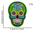 Groene schedel borduurpatch met bloemendetails en 7,5 cm x 5,5 cm afmeting - Groen