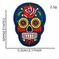 Geborduurde sugar skull patch met rode rozen en zonnebloemogen voor kleding DIY - Blauw
