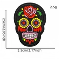 Borduurpatch van suikerschedel met rode roos 7,5x5,5cm voor kleding en doe-het-zelf-werk - Zwart