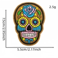 Bruine schedel borduurpatch met blauwe rozen en gele bloemenogen voor kleding - Bruin