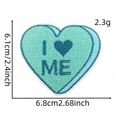 Detail eines blauen Herz-Stickpatches mit I Love Me-Text und Größenabmessungen - Hellblaues Herz I-Heart-Me (Aufnäher 1#)