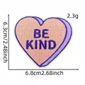 Detailansicht der Herz-Stickerei mit Be Kind-Text und präzisen Größenabmessungen - Rosa Lila Herz Be-Kind (Aufnäher 4#)
