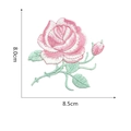 Detail van een geborduurde roze roos patch met groene bladeren, maat 8,0x8,5 cm - Roze Roos