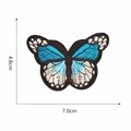 Detail van geborduurde vlinder patch in blauw en wit met afmetingen 7,0cm x 4,8cm - Hemelblauwe Vlinder