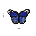 Detail van blauwe vlinder borduurpatch met afmetingen van 4,8 cm bij 7,0 cm - Blauwe Vlinder