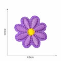 Detail van een 4,0 cm paarse madeliefje borduurpatch met geel hart en nette randen - Paars Geel Hart Madeliefje