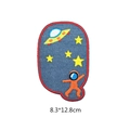 Dettaglio della toppa ricamata astronauta e UFO su tessuto denim per riparazione abiti - Denim Astronauta UFO Lettera Q (星球膝盖贴-8#)
