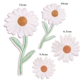Detailopname van geborduurde madeliefje patches in diverse maten van 5,0 tot 12 cm - Madeliefje Combinatie Stijl / Opstrijktype