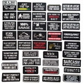 Rechthoekige zwarte geborduurde patches met witte en gele letters voor kleding en tassen - Alfabet en Slogan Stijl