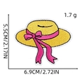 Detail van strooien hoed borduurpatch met roze strik en afmetingen 6,9 cm x 5,5 cm - Gele Stropop Stijl (Hawaii Patch 1#)