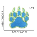 Detailweergave van lichtblauwe geborduurde berenpootpatch met textuur en afmetingen - Lichtblauw Groene Rand (Dierenpoot Patch 3#)