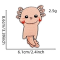 Detailansicht des rosa Axolotl Dinosaurier Stickaufnähers mit Maßen 8,6cm mal 6,1cm - Cartoon Tier Aufnäher Stil 2
