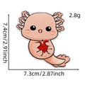 Nahaufnahme von rosa Axolotl-Stickaufnäher mit rotem Herz und Maßangaben für Kleidung - Cartoon Tier Aufnäher Stil 3