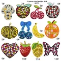 Dettaglio ricamo di toppe termoadesive a forma di frutta e cuore in stile disco ball - Patch Frutta Disco Disegni Assortiti