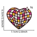 Dettaglio di una toppa ricamata a cuore disco con bordo glitterato rosa - Stile Cuore (Scacchiera Glitter 9#)