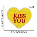 Détail de l'écusson brodé cœur jaune avec texte KISS YOU et dimensions du produit - Kiss You (Patch Cœur 6#)