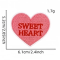Détail du patch brodé en forme de cœur rose avec texte Sweet Heart et échelle de 5,2 cm - Sweet Heart (Patch Cœur 10#)