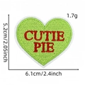 Détail d'un écusson brodé en cœur vert avec texte Cutie Pie rouge et bordure blanche - Cutie Pie (Patch Cœur 13#)