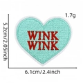 Détail du patch brodé en cœur avec texte WINK WINK et dimensions 6,1cm x 5,2cm - Wink Wink (Patch Cœur 17#)