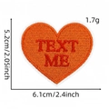 Vue détaillée d'un écusson brodé en cœur avec texte Text Me et dimensions précises - Text Me (Patch Cœur 18#)