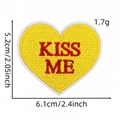 Détail d'écusson brodé en forme de cœur jaune avec texte KISS ME pour vêtements - Kiss Me (Patch Cœur 20#)